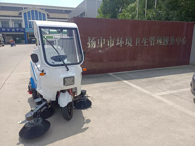 扬州市环境卫生管理服务中心多功能清扫车MN-S130.jpg