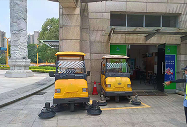 清远凤城广场中型扫地车MN-E800W案例