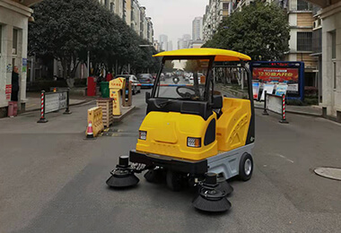 溧阳市昆仑物业经营有限公司中型扫地车MN-E800W案例