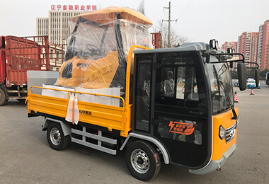辽宁金融职业学院中型扫地车MN-E800W、四轮八桶清运车MN-H82案例